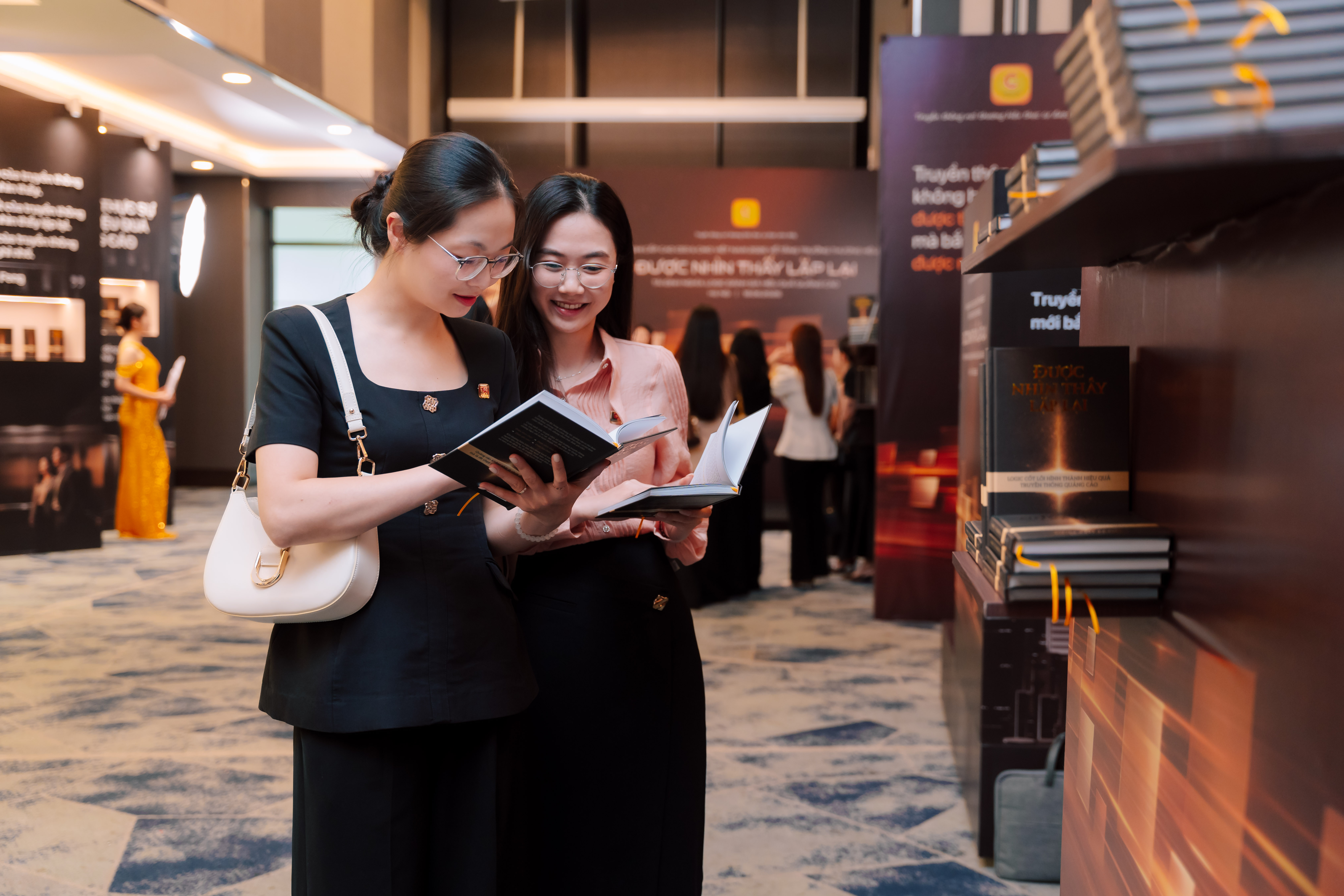 Cuốn sách “Được nhìn thấy lặp lại” chính thức xuất bản và phát hành