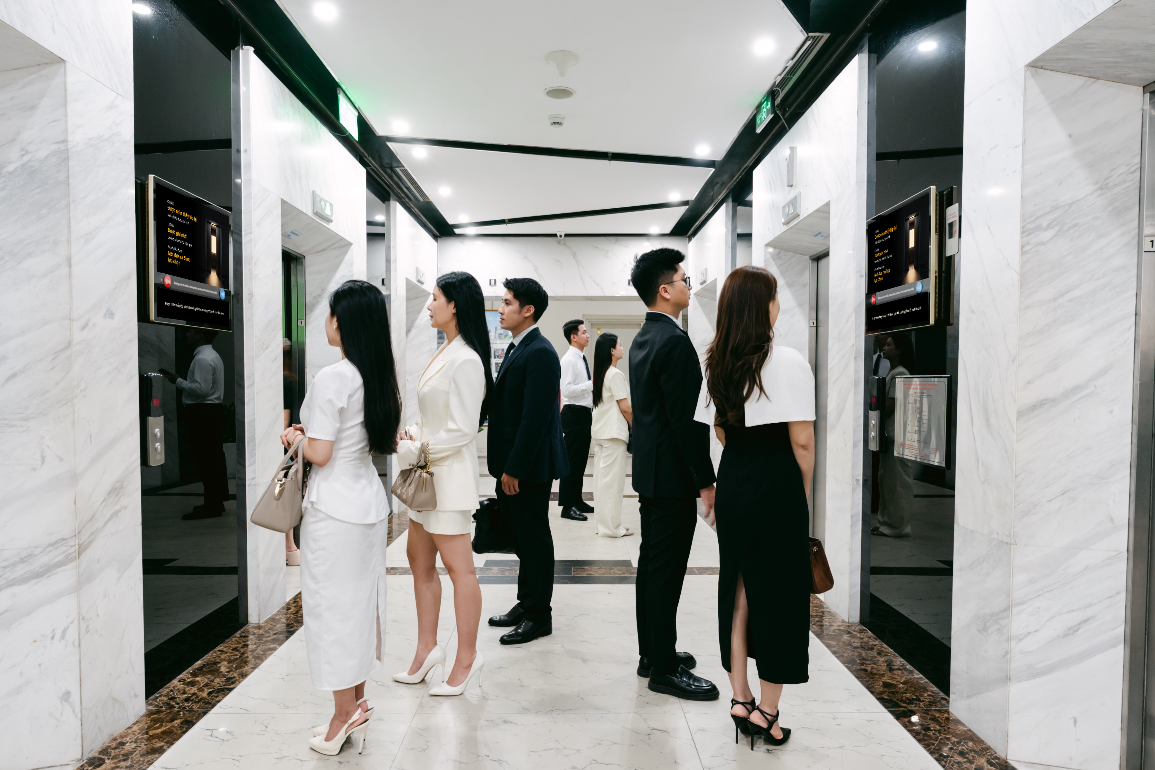 Ai cũng nói là nhìn thấy trong thang máy