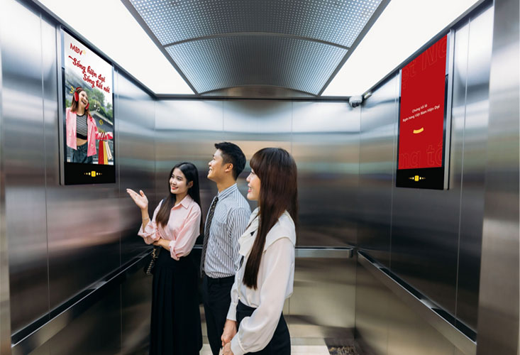 Màn hình LCD treo tường được ứng dụng nhiều trong các khu vực chờ, thang máy,...