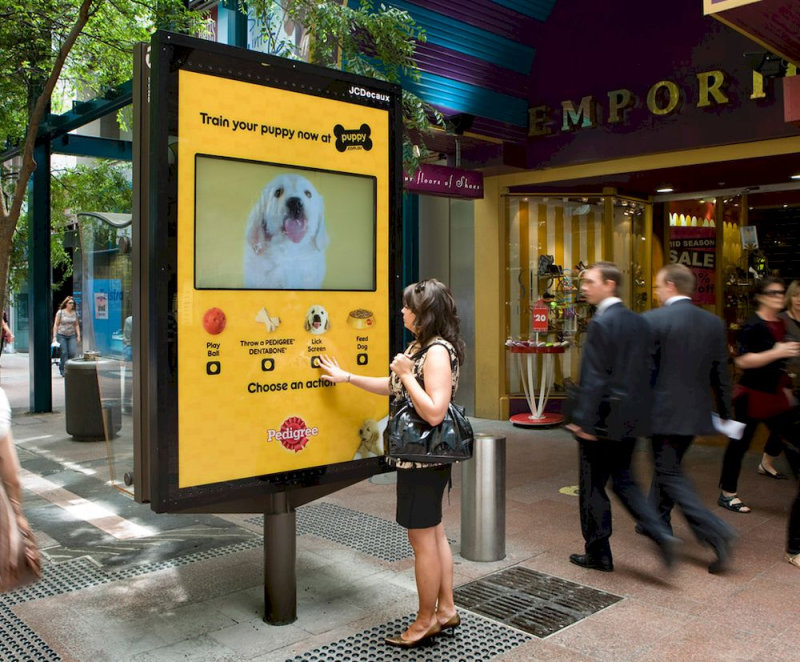 Khi thực hiện chiến dịch quảng cáo DOOH cần tận dụng công nghệ để mang lại sự linh hoạt và tương tác với khách hàng