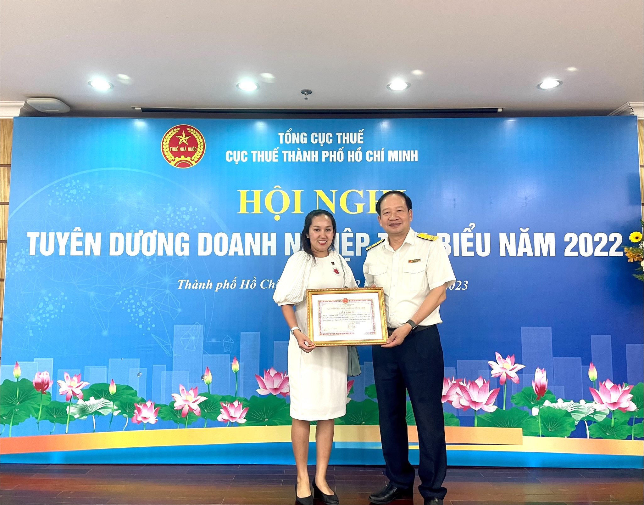 Biểu dương lần này dành cho 50 doanh nghiệp tổ chức, cá nhân nộp thuế điển hình tiêu biểu được xét chọn trong hơn 540.000 doanh nghiệp và hộ kinh doanh cá thể.  