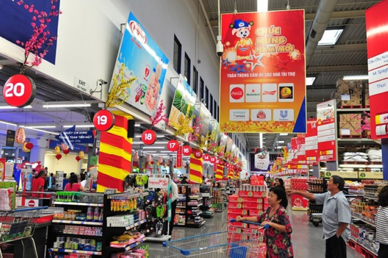 Quảng cáo tĩnh dạng Poster đặt tại lối đi, khu vực khuyến mãi hoặc gian hàng, giúp tăng sự thu hút, chú ý với khách hàng tại các điểm bán