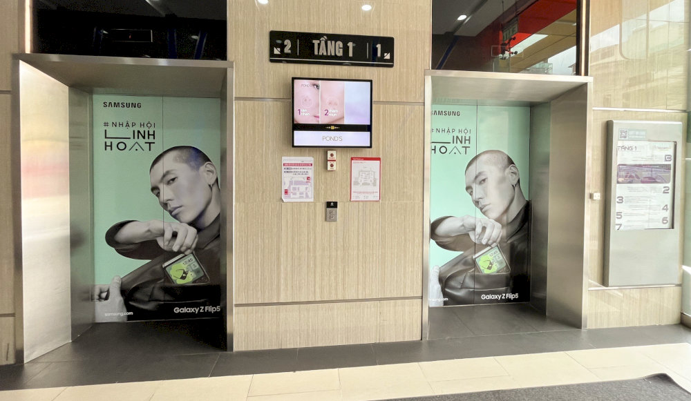 Decal dán cửa gây ấn tượng mạnh nhờ tầm nhìn rộng khi khách chờ thang.