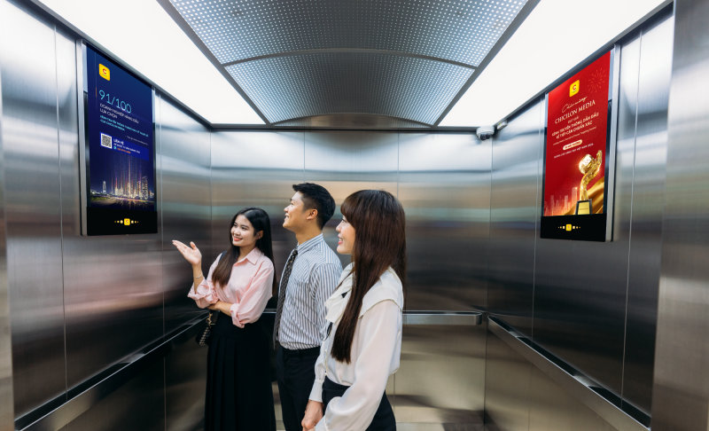 Không gian trong nhà mang lại ngữ cảnh rõ ràng, mức độ tập trung cao và tần suất tiếp xúc lặp lại giúp quảng cáo dễ ghi nhớ.