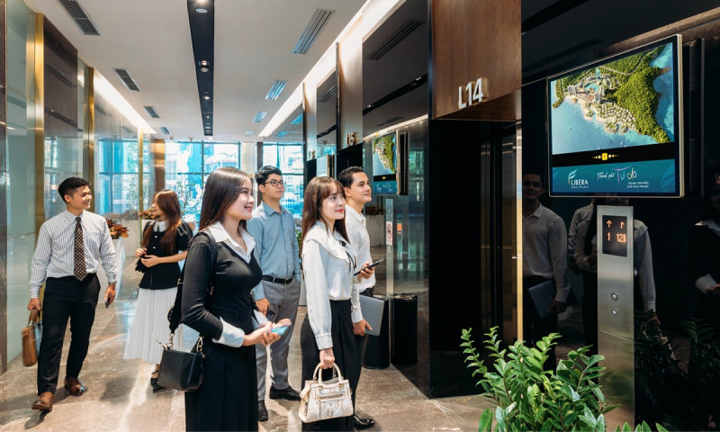 Không gian trong nhà mang lại ngữ cảnh rõ ràng, mức độ tập trung cao và tần suất tiếp xúc lặp lại giúp quảng cáo dễ ghi nhớ.