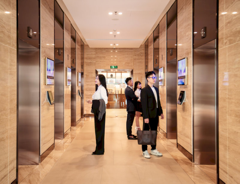 DOOH mang lại trải nghiệm quảng cáo trực quan tại thang máy, tòa nhà và không gian công cộng.