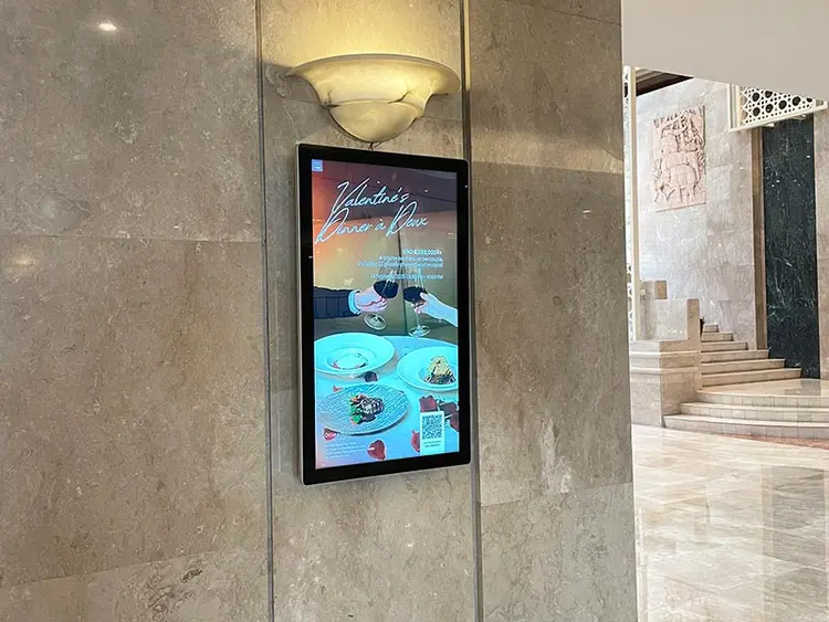 Hành lang và sảnh chờ là nơi đông người qua lại, thuận lợi cho quảng cáo liên tục.