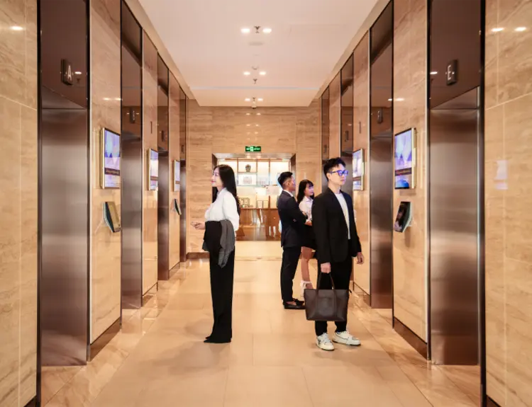 Quảng cáo trong nhà ngày càng được ưa chuộng nhờ khả năng tiếp cận hiệu quả và chi phí hợp lý.