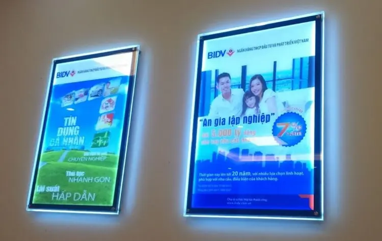 Màn hình LCD kết hợp với khung thiết kế đặc biệt, tạo điểm nhấn thẩm mỹ cao và thu hút ánh nhìn.