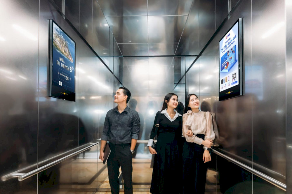 Poster đặt ở tầm mắt, giúp nội dung dễ dàng thu hút người xem.