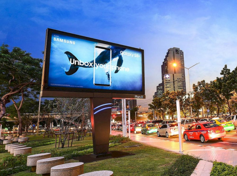 Quảng cáo ngoài trời là hình thức giúp thương hiệu tiếp cận đông đảo khách hàng, tăng nhận diện thương hiệu