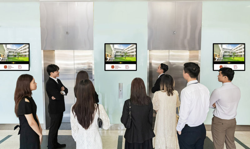 Màn hình TV hiển thị video ngắn giúp thu hút ánh nhìn và truyền tải thông điệp sinh động.