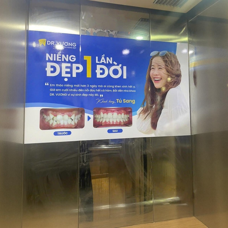 Poster tĩnh là hình thức truyền thống, dễ triển khai và hiển thị liên tục.