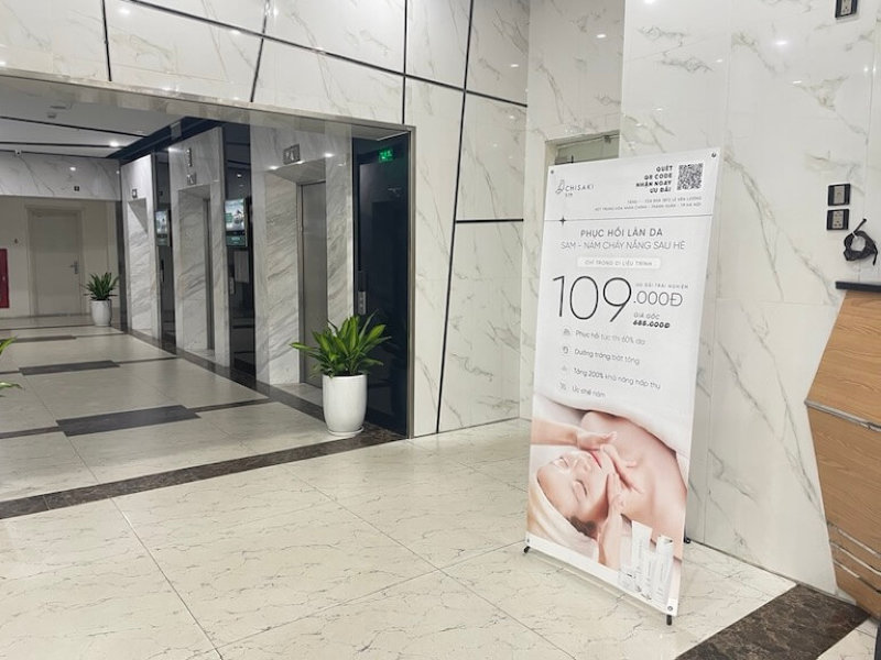 Standee giúp tăng độ nổi bật tại khu vực có nhiều người dừng lại chờ thang máy.