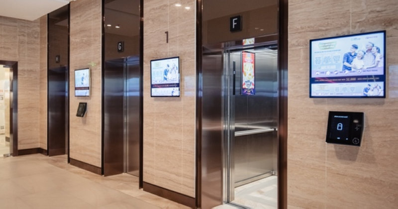 Chi phí quảng cáo thang máy phụ thuộc vào vị trí, hình thức và thời gian triển khai.