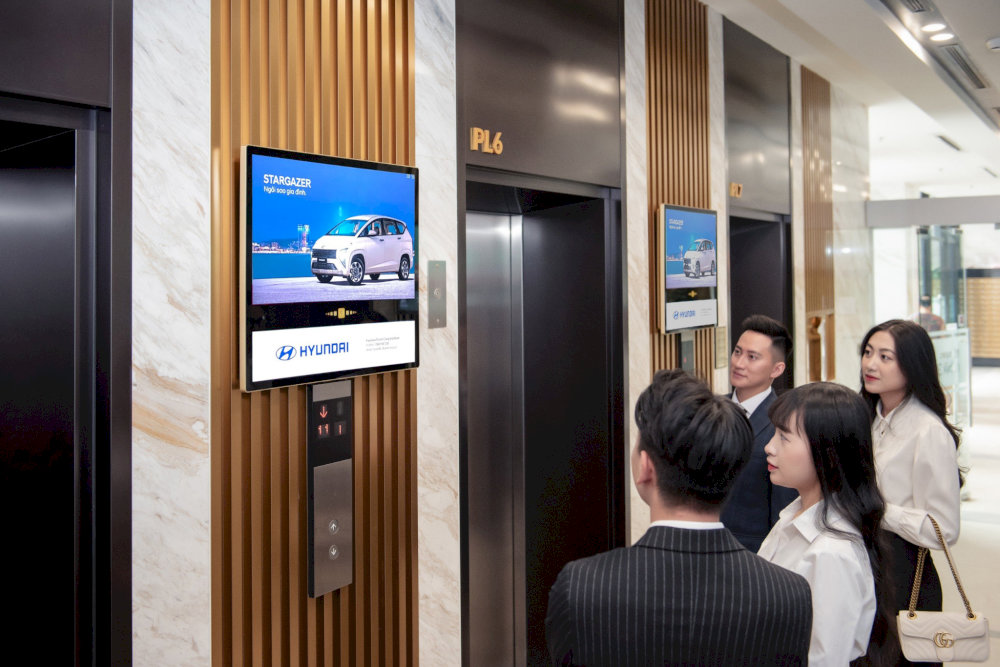 Quảng cáo tại tòa nhà hạng sang giúp thương hiệu gia tăng uy tín.