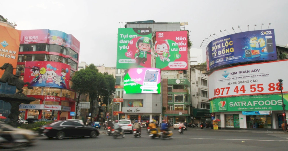 Quảng cáo billboard Momo và Gojek “kết duyên” cực ấn tượng