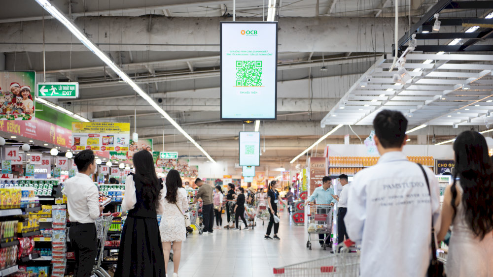 Quảng cáo màn hình kỹ thuật số tại tại siêu giúp thu hút sự chú ý của khách hàng 