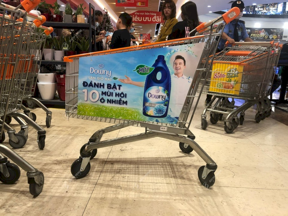 Quảng cáo trên xe đẩy siêu thị là hình thức quảng cáo tĩnh hiệu quả, giúp khách hàng dễ ghi nhớ thương hiệu