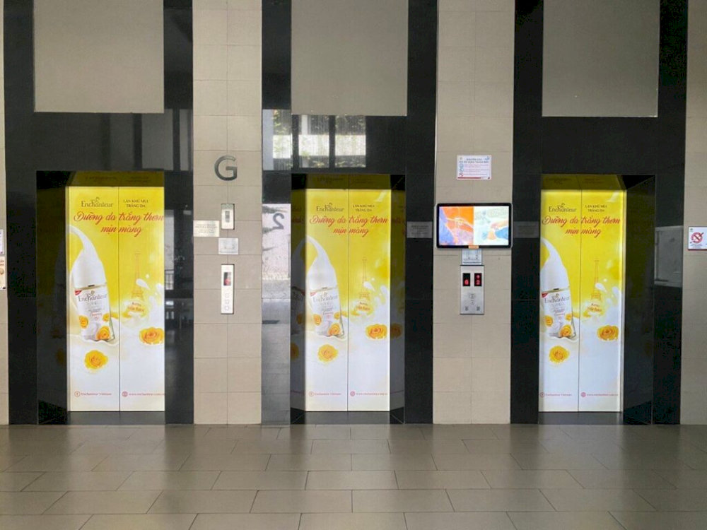 Decal dán cửa tạo hiệu ứng thị giác mạnh, giúp thương hiệu nổi bật và lan tỏa thông điệp tại điểm chờ.