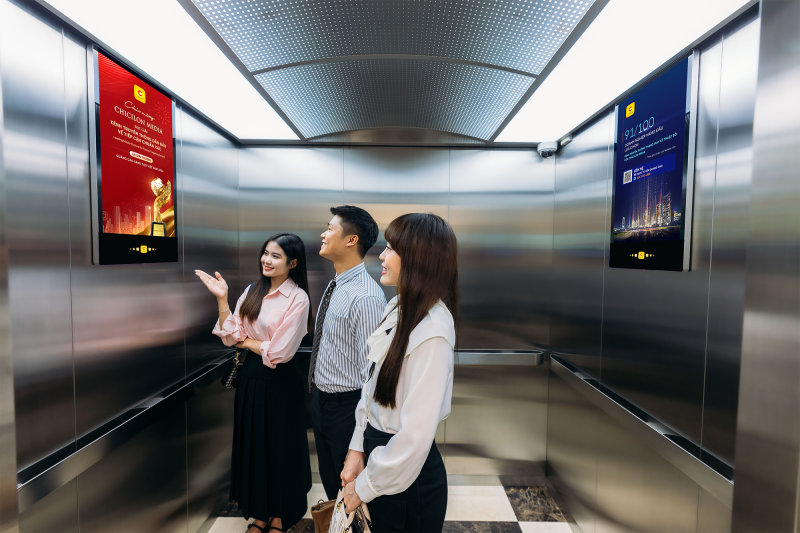 Digital Poster duy trì hình ảnh thương hiệu ổn định và nhất quán trong cabin hoặc khu vực sảnh chờ.