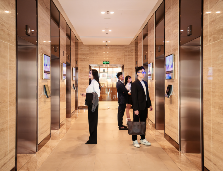 Kết hợp quảng cáo số và hiển thị vật lý giúp thương hiệu bao phủ hành trình khách hàng cả online lẫn offline.