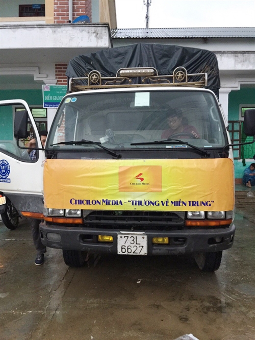 承载救灾物资的车辆从广平省洞海市出发