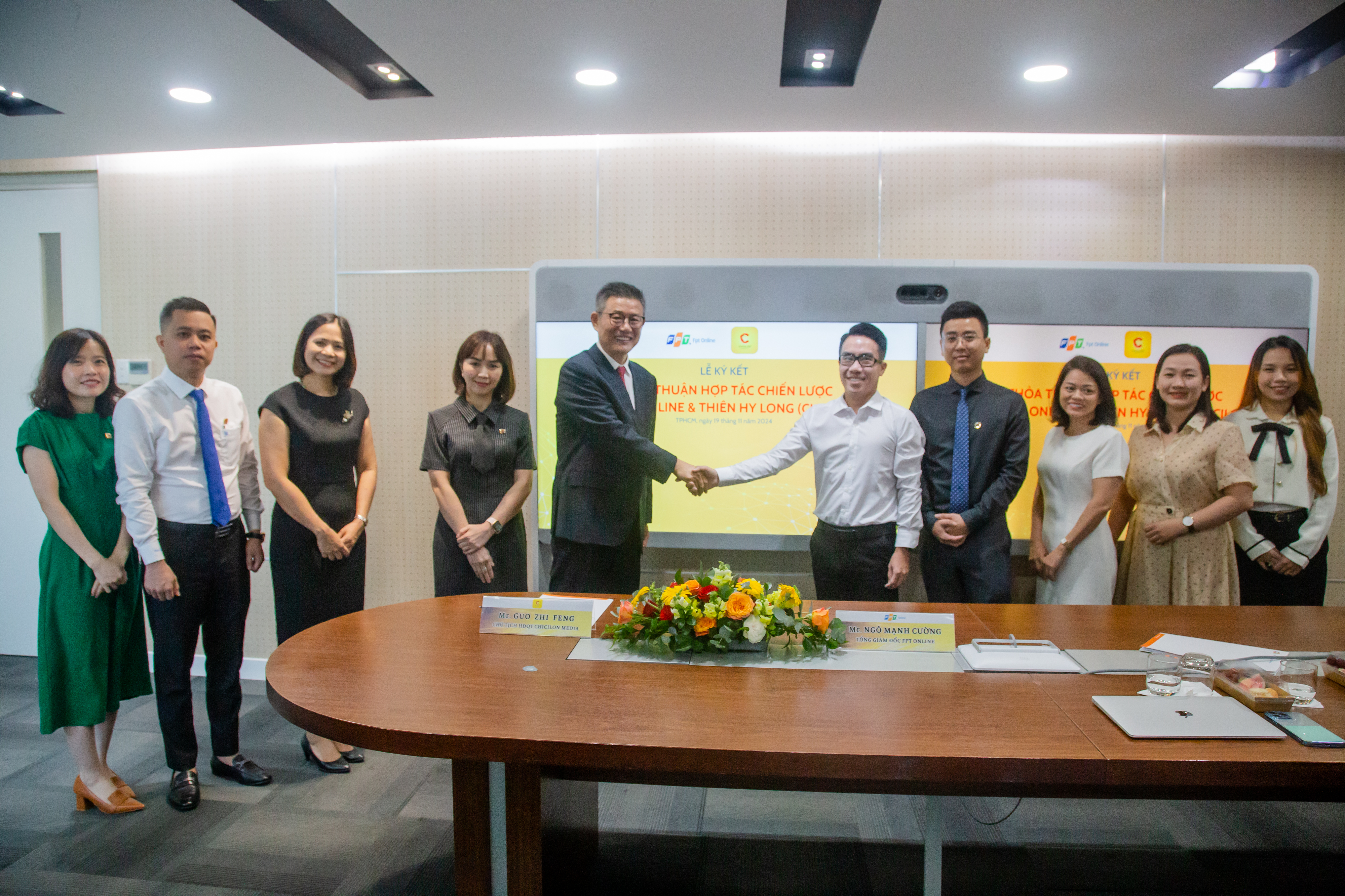Mr. Guo Zhi Feng, Chairman of the Board of Chicilon Media, and Mr. Ngô Mạnh Cường, CEO of FPT Online, shake hands to mark their collaboration