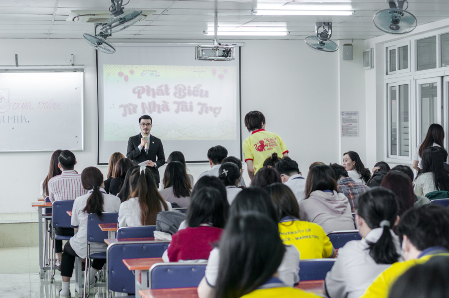 Đại diện Chicilon Media phát biểu tại sự kiện trao tặng quà tết cho các bạn sinh viên