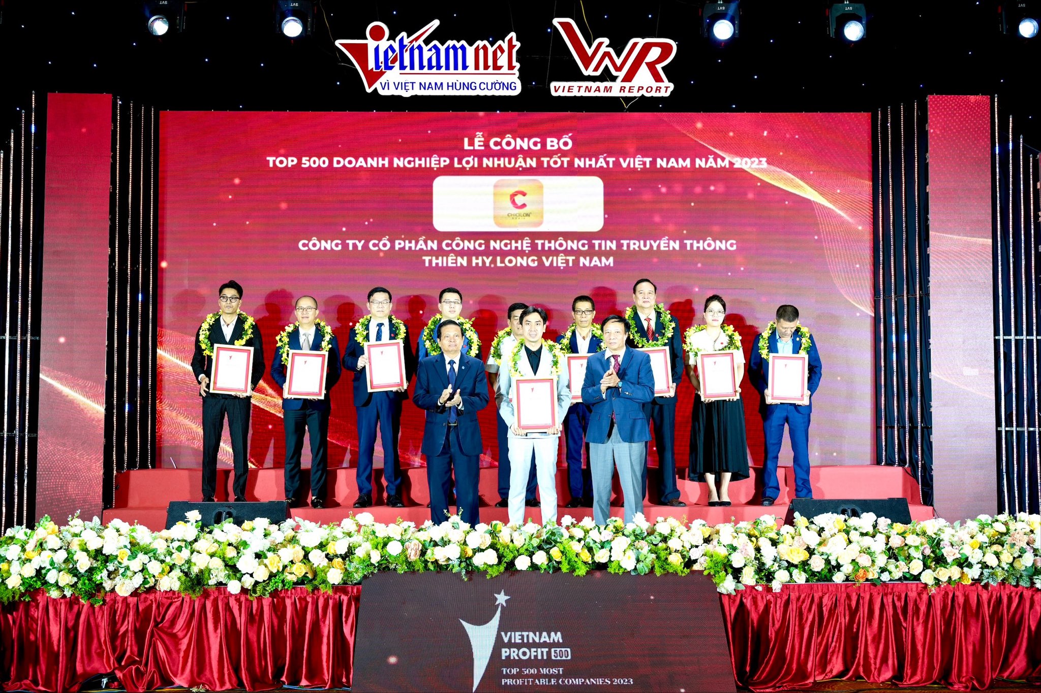 Đại diện Chicilon Media nhận giải Vietnam Profit 500