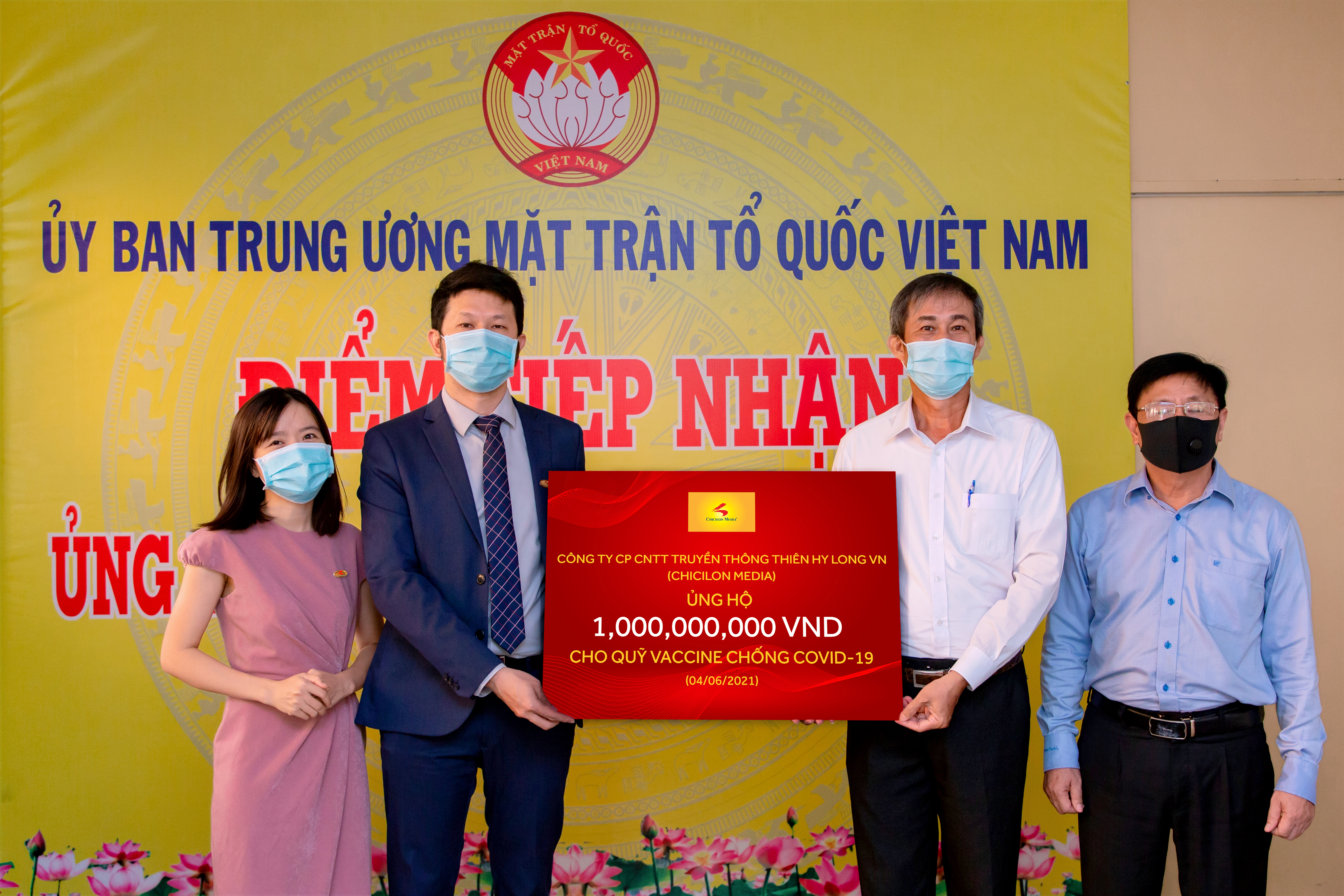 Đại diện Chicilon Media trao số tiền ủng hộ 1 tỉ đồng vào quỹ vaccine phòng COVID-19 để mua vaccine chống dịch
