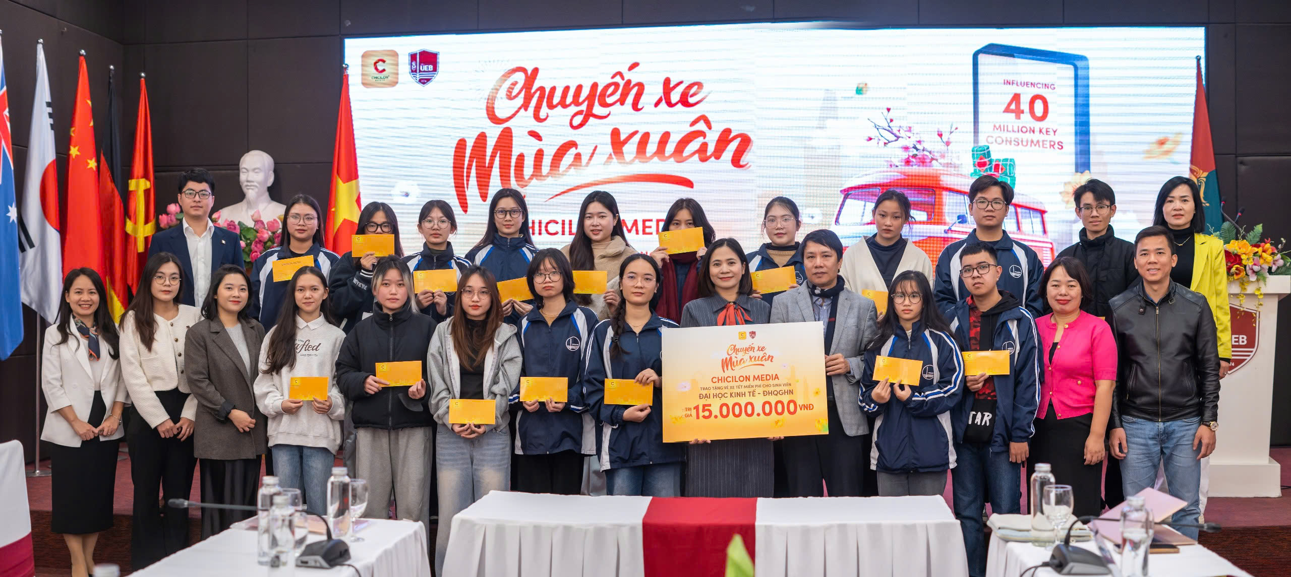 Đại diện Chicilon Media trao tặng quỹ hỗ trợ cho các em sinh viên Trường ĐH Kinh tế - ĐH Quốc gia Hà Nội