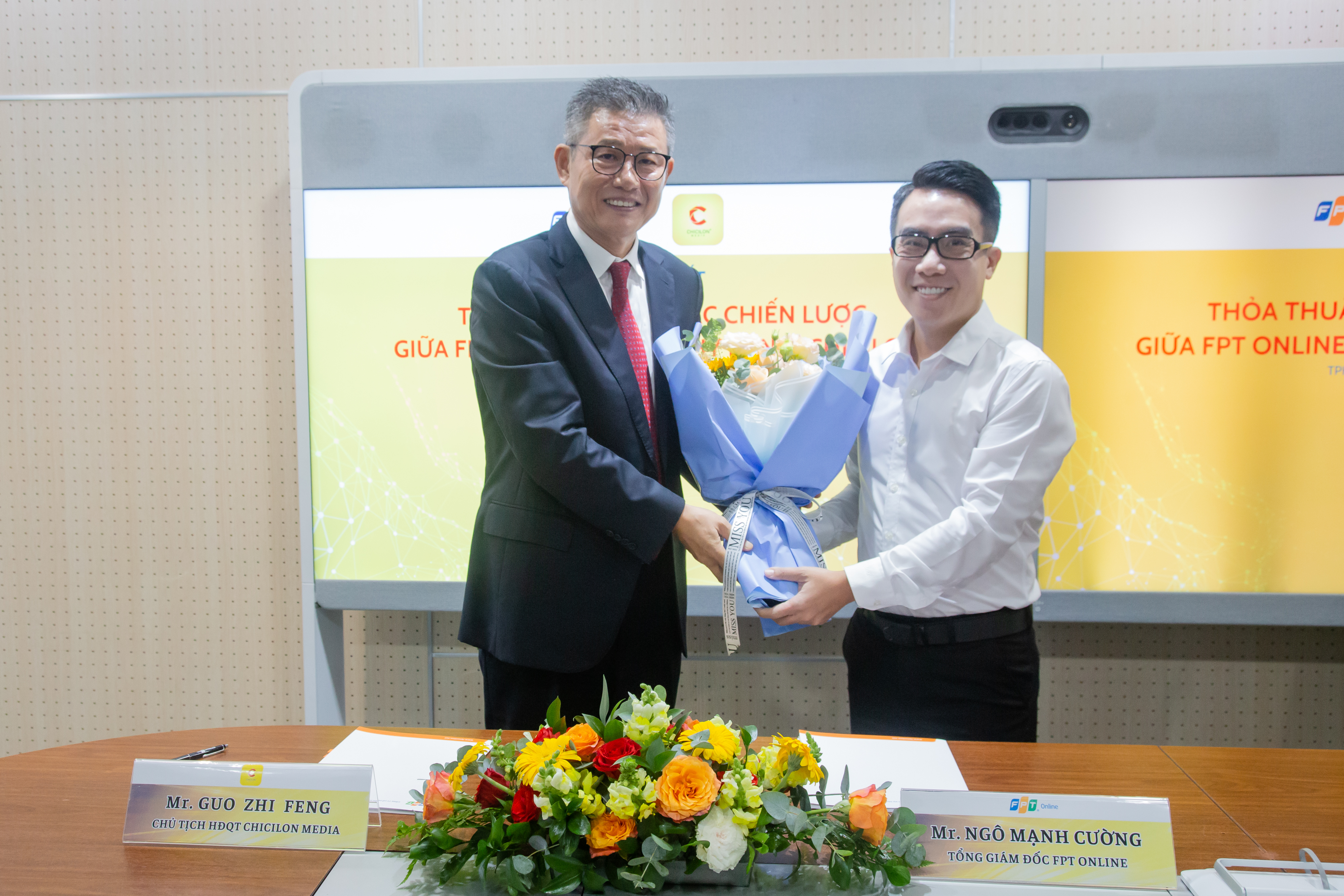 Đại diện hai đơn vị trao hoa sau hoạt động ký kết