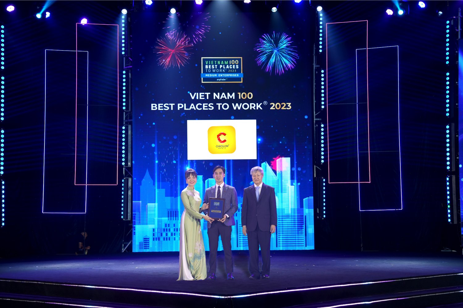 Đại diện Chicilon Media nhận giải thưởng "Top 100 nơi làm việc tốt nhất Việt Nam"