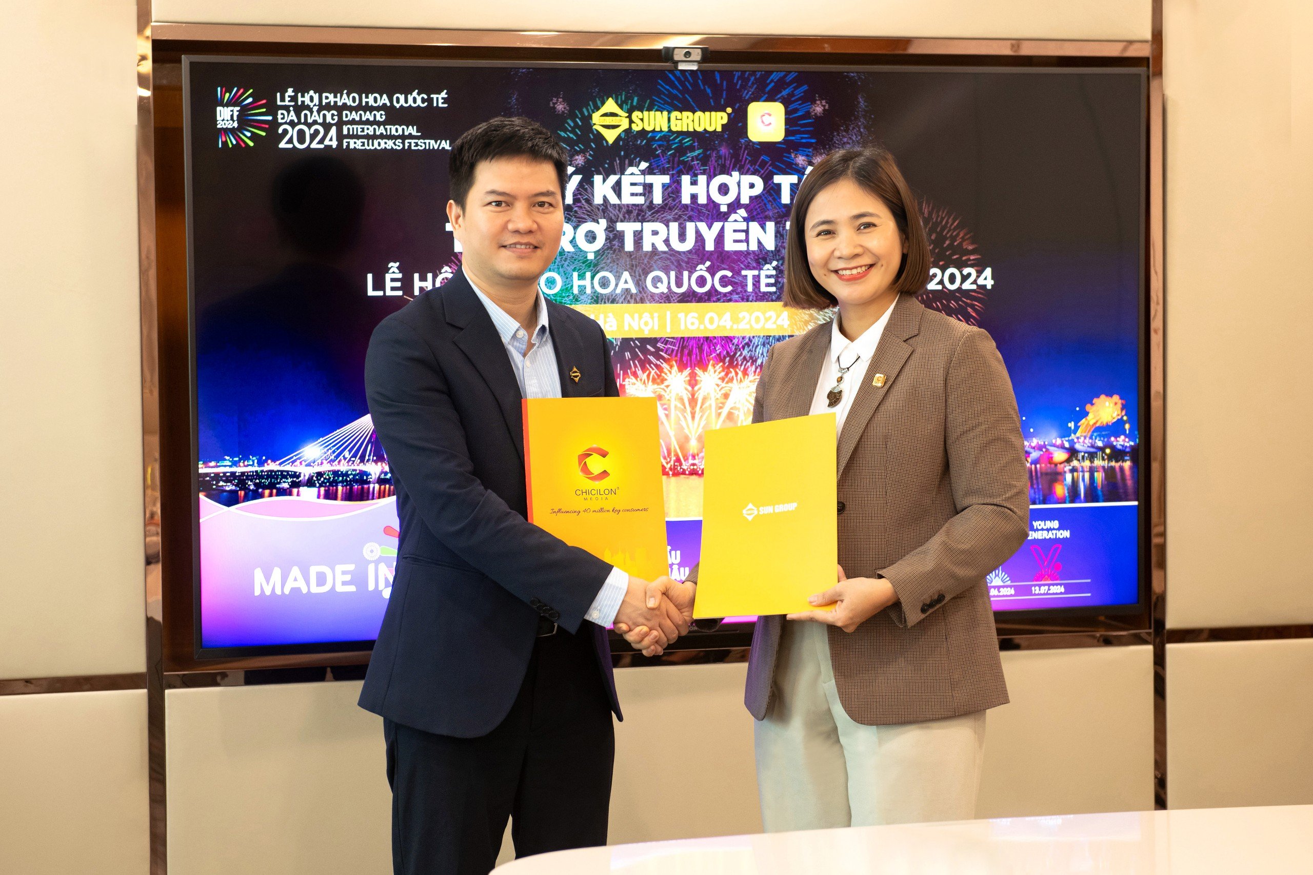 Đại diện Sun Group (phải) và Chicilon Media (trái) tại buổi ký kết ngày 16/4