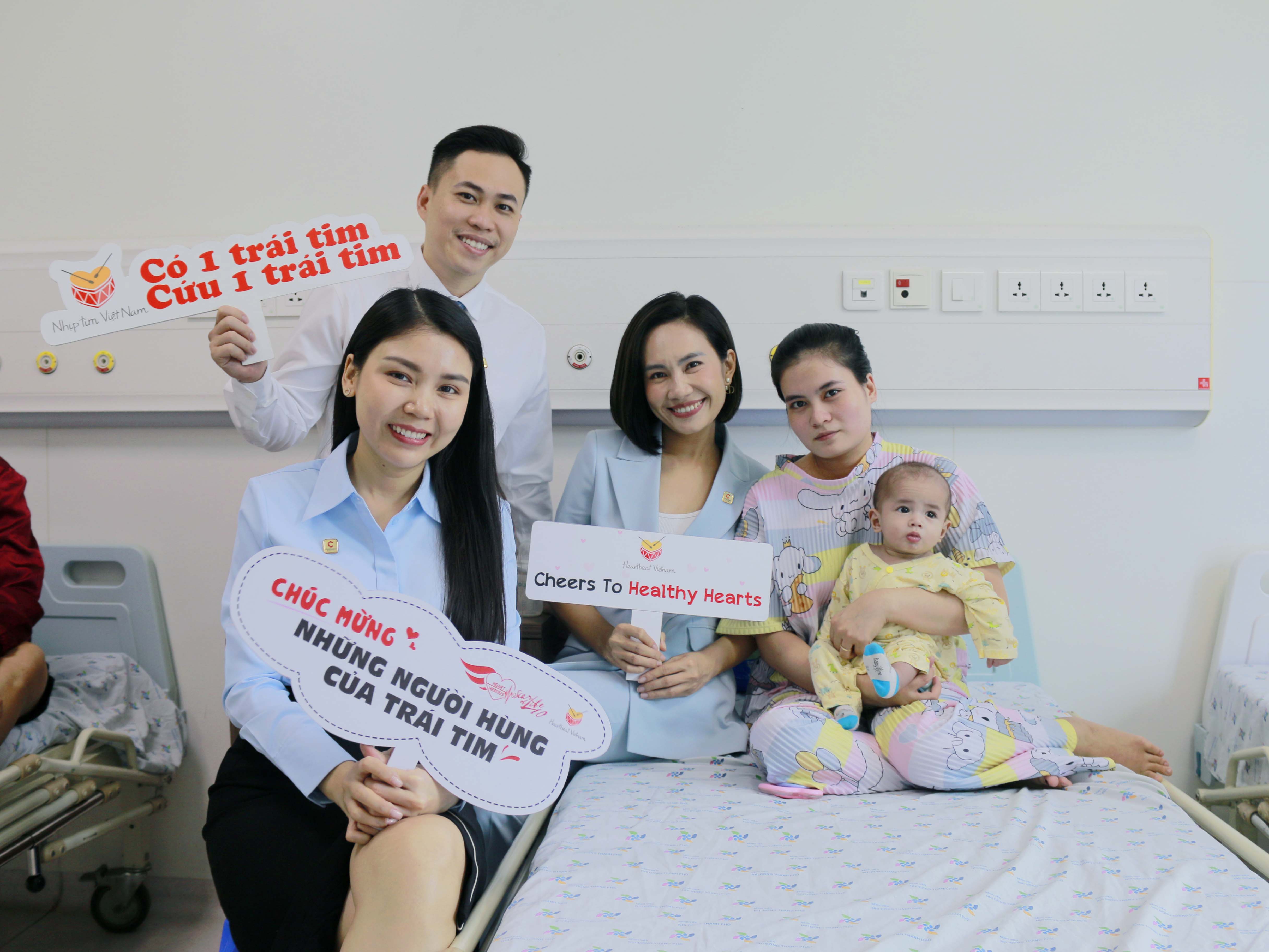 Gia đình bé Gia Bảo vui mừng khi có các nhà hảo tâm tới thăm