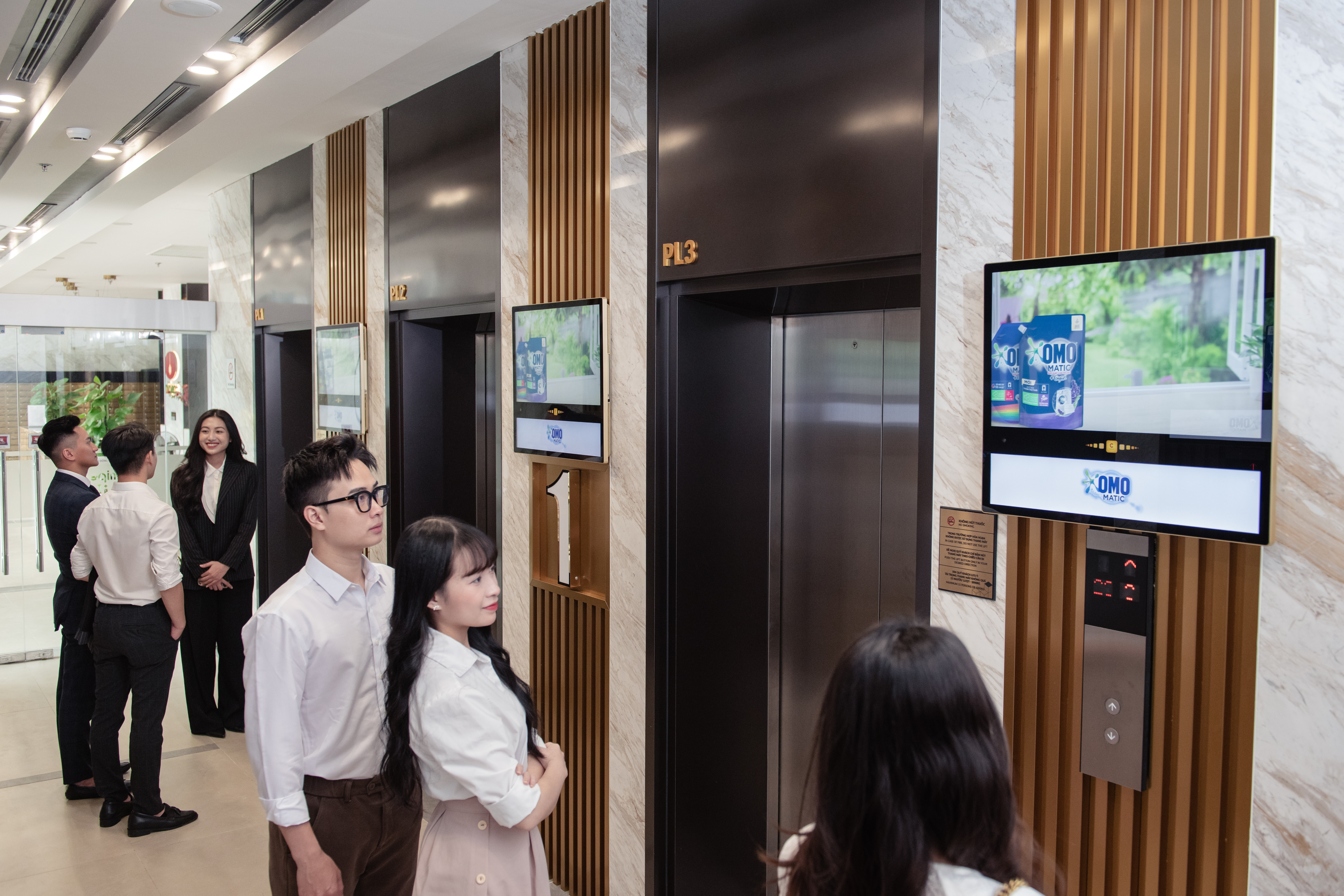 Màn hình tại sảnh thang máy