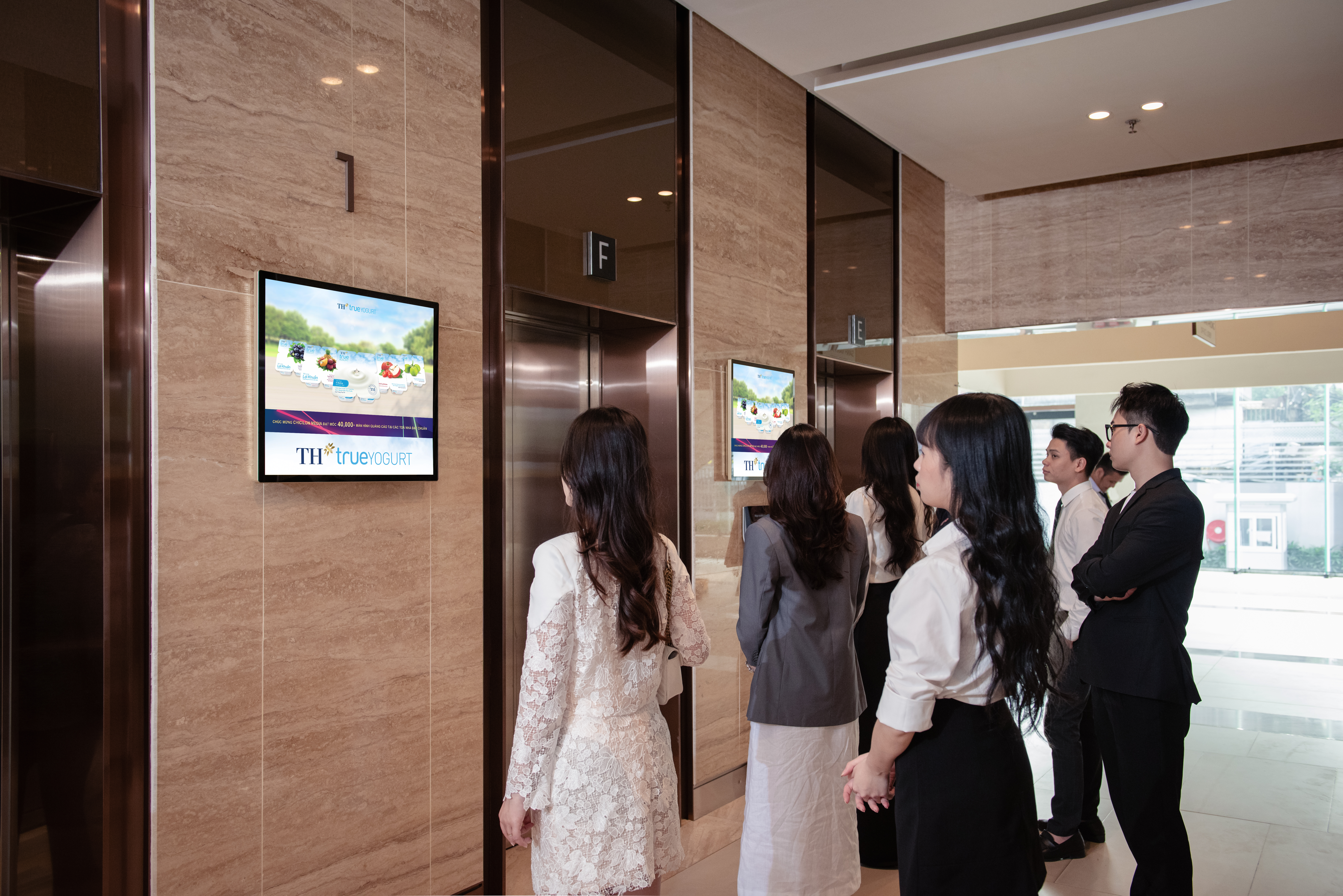 Hệ thống màn hình Kỹ thuật số tại sảnh chờ thang máy của Chicilon Media