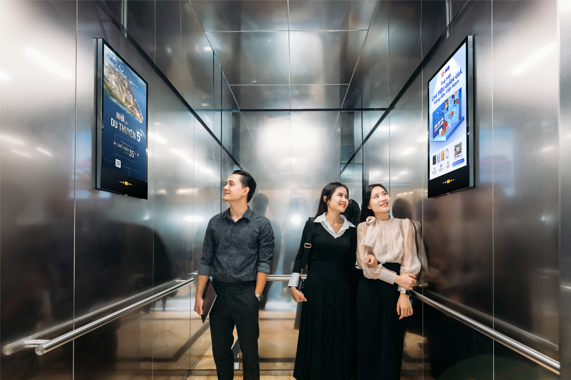 Màn hình quảng cáo được lắp đặt tại bên trong cabin thang máy