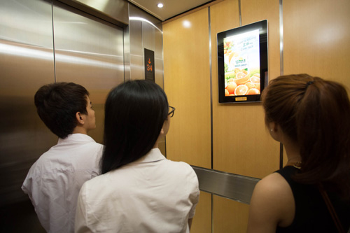 Quảng cáo bên trong khoang thang máy