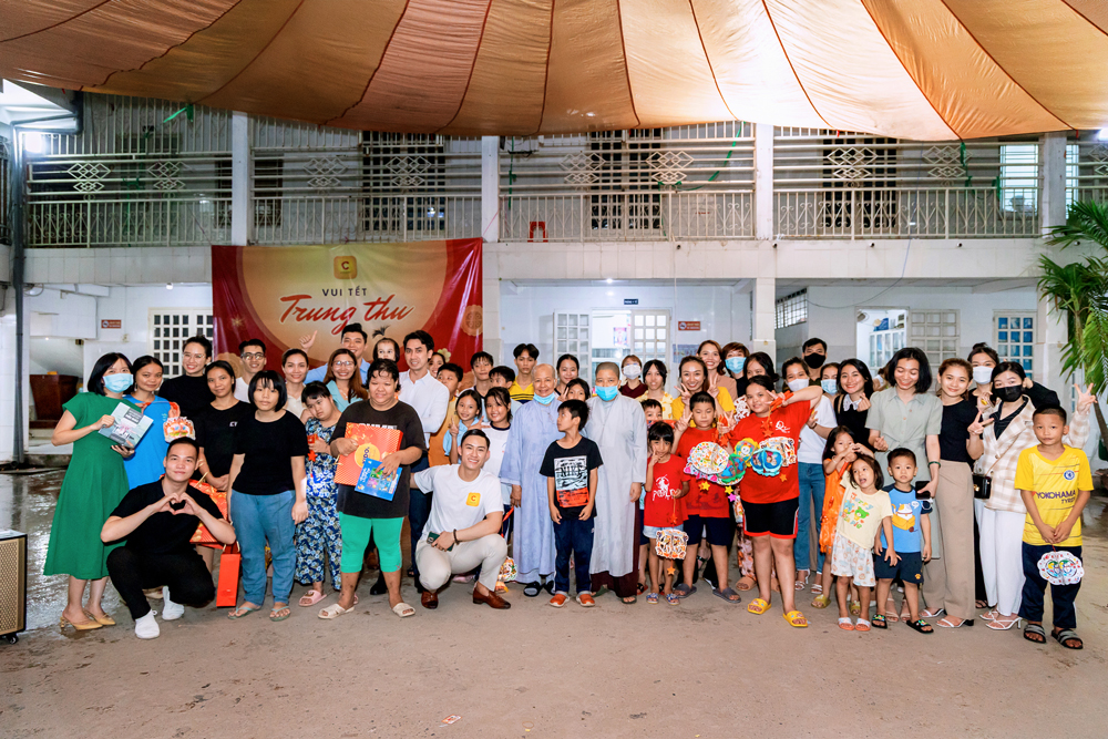 Tập thể nhân viên Chicilon Media chụp ảnh lưu niệm cùng các em nhỏ của Mái ấm Diệu Giác