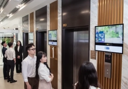 Màn hình quảng cáo trong nhà: Giải pháp truyền thông hiệu quả tại điểm chờ