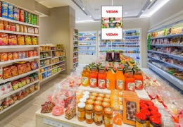 Quảng cáo tĩnh dạng Poster đặt tại lối đi, khu vực khuyến mãi hoặc gian hàng, giúp tăng sự thu hút, chú ý với khách hàng tại các điểm bán