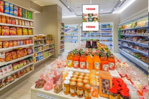 Quảng cáo tĩnh dạng Poster đặt tại lối đi, khu vực khuyến mãi hoặc gian hàng, giúp tăng sự thu hút, chú ý với khách hàng tại các điểm bán